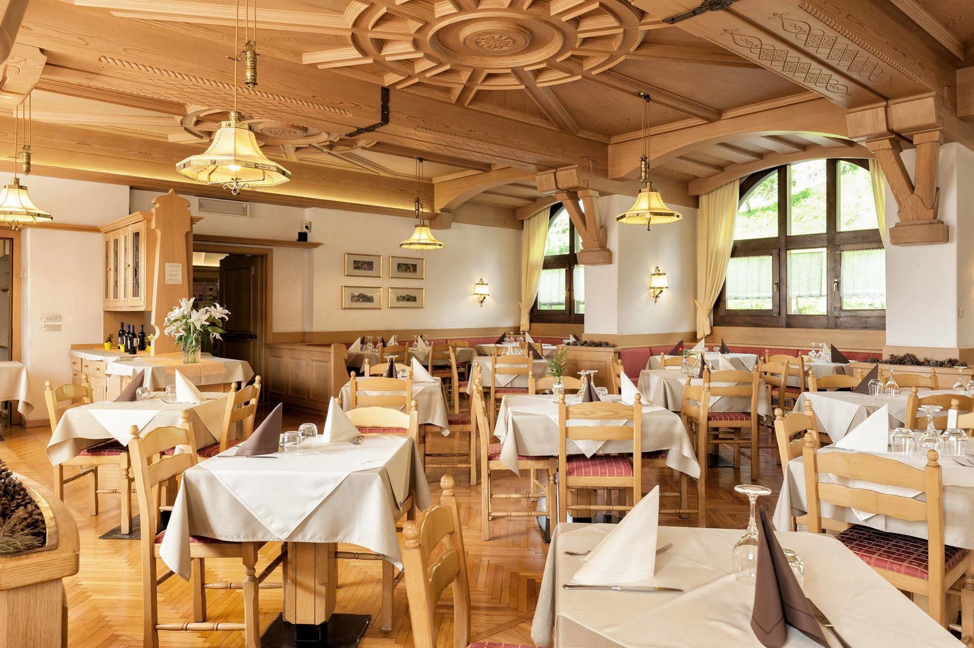 Hotel Alla Rocca Varena Luaran gambar